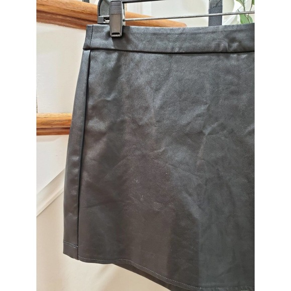 Iris Los Angeles Women's Black Faux Leather Skater Wrap Skirt Size Large - Picture 6 of 16